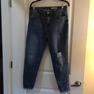 Distressed stretch skinny jeans